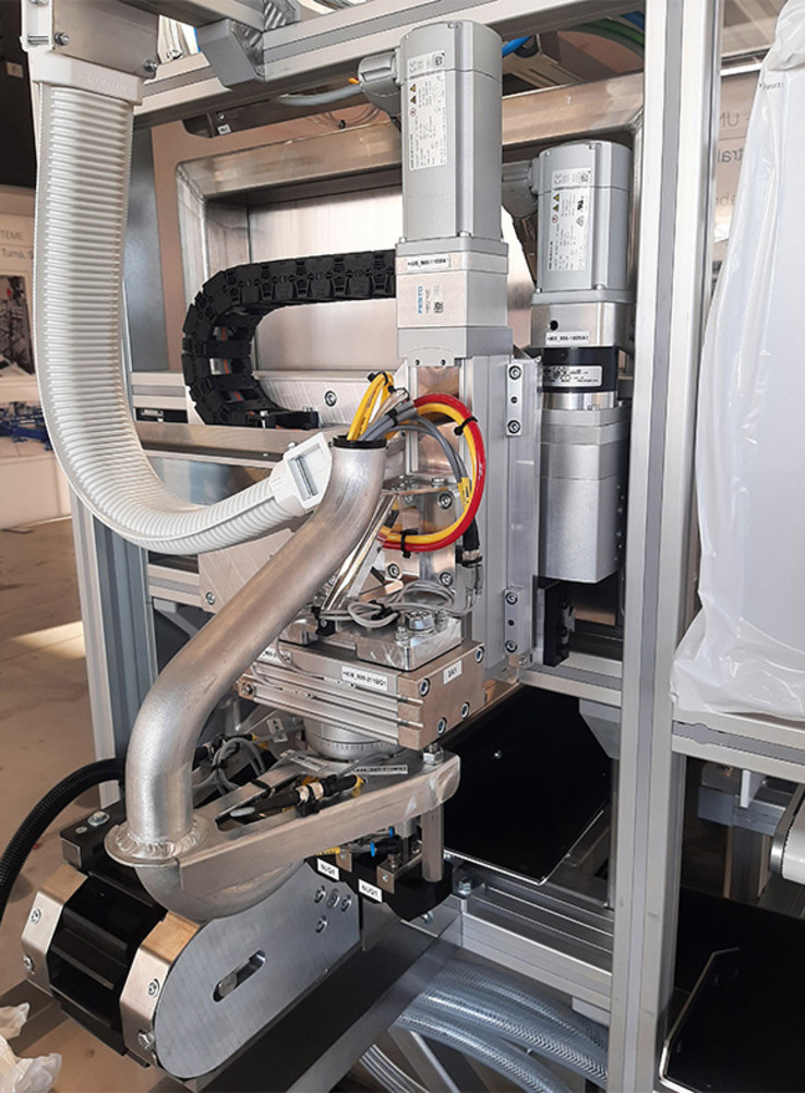 Special machinery and customised systems transfer unit with two axes and a swivelling cylinder and prism conveyor for handling medical bottles