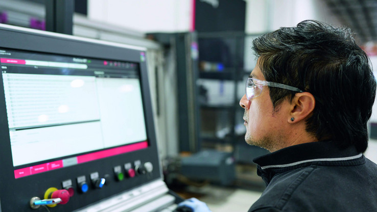 Drilling and milling process using the Perforex from Rittal